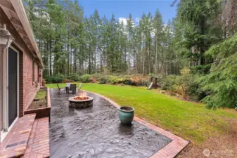 Enjoy the outdoors on this huge decorative patio with firepit, overlooking the lush surroundings. The perfect space for a quiet alfresco dinner or lively get-togethers.