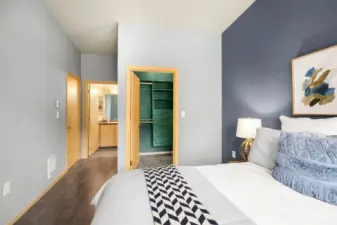 Customized Walk In Closet