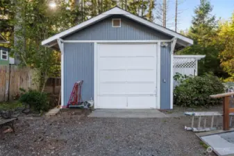 1 car detached garage.