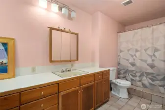 Detached Guest Quarters en-suite full bath.