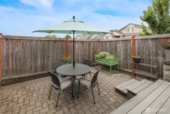 Spacious outdoor dining.