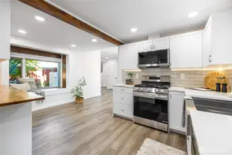 Eat in Kitchen area with bay window bench