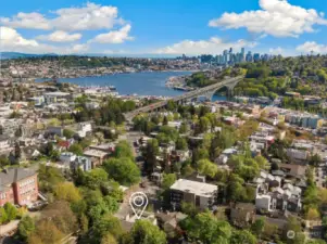 Unbeatable Fremont location. Take a short stroll down the street to enjoy all that Fremont has to offer- great restaurants, shops, bars, the PCC market, Lake Union access, the Burke-Gilman Trail, The Fremont Sunday Market- the list goes on and on!