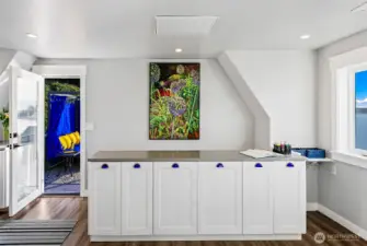 Upstairs, light pours into a versatile landing—ideal as a studio, workspace, or breezy gallery wall. Just outside, the Soundscape Lounge and stargazing deck await, tucked under the open sky.