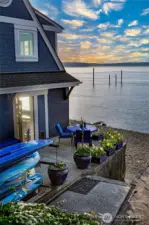 A morning coffee beside the sea, kayaks at the ready, daffodils in bloom—life at the Beach Cottage begins just steps from the tideline, where every day invites adventure, reflection, and a front-row seat to the ever-changing sky.