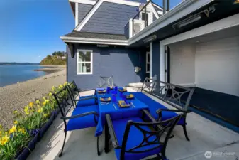 Dine beside the tide, with daffodils in bloom, sea air in your glass, and the laughter of friends echoing off the shore. At the Beach Cottage, every meal is a celebration of salt, sun, and shared time.