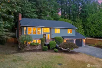 Gorgeous, spacious custom home set at the end of a quiet cul de sac in LFP!