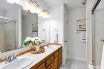 Primary en-suite bath