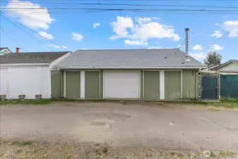 Detached 3 gar garage. Access from the alley