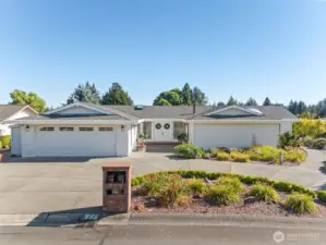 Beautiful 1-level living in the Meridian Valley Country Club! - A well-orchestrated Golfing Community where Lifestyle, Privacy, Recreation, Serenity & 24hr Security come together!