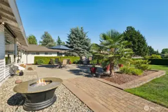 Gorgeous landscaping throughout this neighborhood is one of the key factors to making it FEEL so good in the Meridian Valley Country Club.