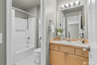 Full bath between the secondary bedrooms upstairs