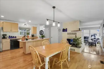 Great circular floorplan, with easy flow into the front entry or family room from the kitchen.
