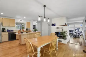 Great circular floorplan, with easy flow into the front entry or family room from the kitchen.