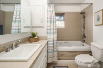 Upstairs Full Bathroom