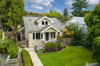 Welcome to this Phinney Ridge beauty!