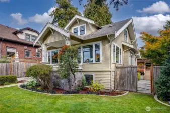 Flat front yard with gated/fully fenced backyard