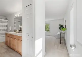 Ensuite bathroom (staged)