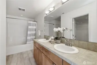 Ensuite bathroom (staged)