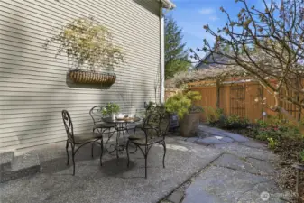 Fully fenced back patio (virtually staged)