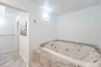 Primary Large jetted tub