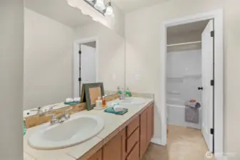 Second full bathroom (upstairs).