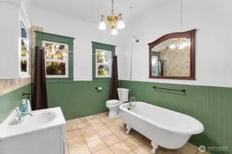 Clawfoot bathtub with shower attachment