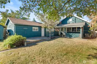 Spacious fully fenced South facing Backyard!