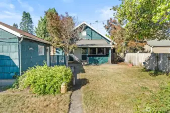 Spacious fully fenced South facing Backyard!