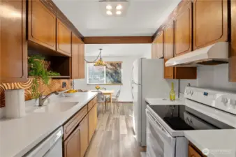 Well laid out kitchen for the aspiring chef.