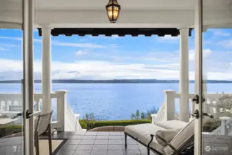 From the front door and while in the living room, the eye gets distracted by this mesmerizing water view. At the time of the picture, the fog was hiding the Olympic Range profiling behind the island.