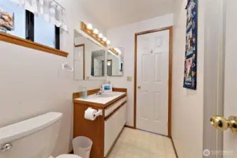Main level bath.