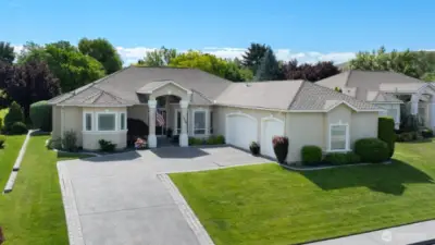 Stucco exterior, 3 car garage
