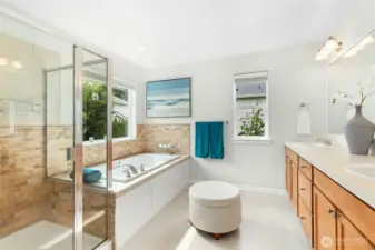 Bright 5-pieces Owner's bathroom