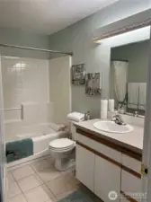 Full bath between the two guest bedrooms.