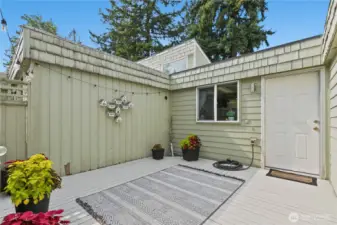 Sunny front deckfor extra entertaining space