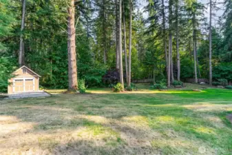 Expansive fully-fenced yard is perfect for Rover!