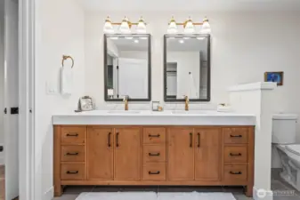 Primary en-suite