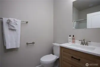 Full bath of each suite