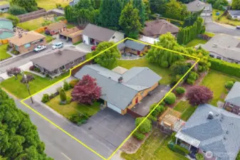 Gorgeous rambler in downtown Puyallup on large private lot