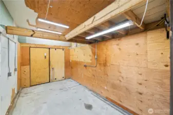 Machine shop w/220V and ready for your projects!