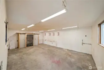 Woodworking shop w/220V & plumbed for air!