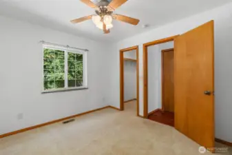 2nd bedroom w/walk-in closet