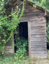Small shed with sturdy foundation