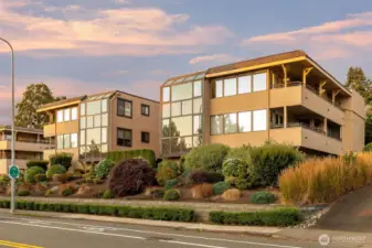 8 Unit Complex