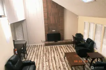 Vaulted ceiling, laminate wood flooring, skylights and more!
