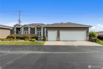 Easy living!  Convenient location across from Rotary Park and into great shopping options.