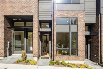 Prime storefront opportunity!