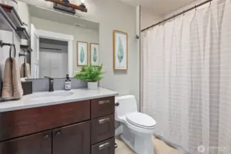 Main bathroom for guests and 2nd bedroom.