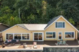 Just moments from the north end ferry. A commuter's dream! Unless you are lucky enough to work from home. Thoughtfully and beautifully renovated by Didricksen Construction in 2017. One of Vashon's most reputable builders.